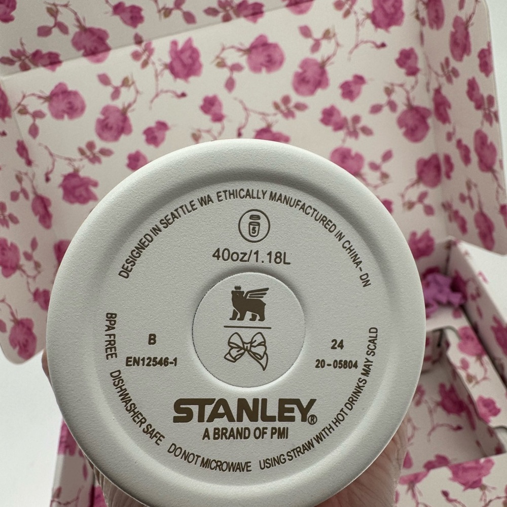 Stanley x LoveShackFancy Quencher H2.0 Tumbler 40oz – Rose Print – NIB - Picture 3 of 8